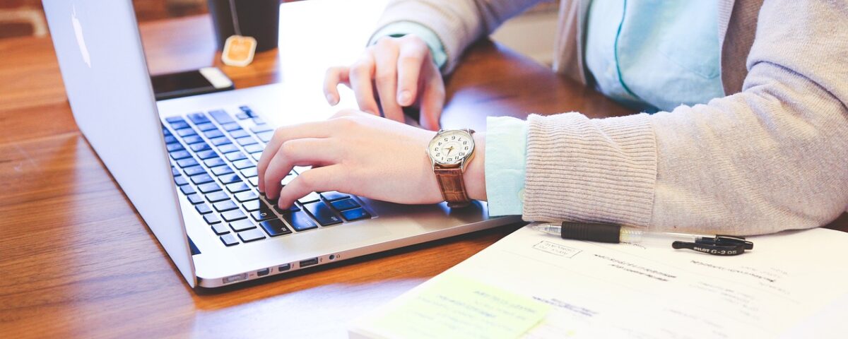Osoba pracująca zdalnie na laptopie